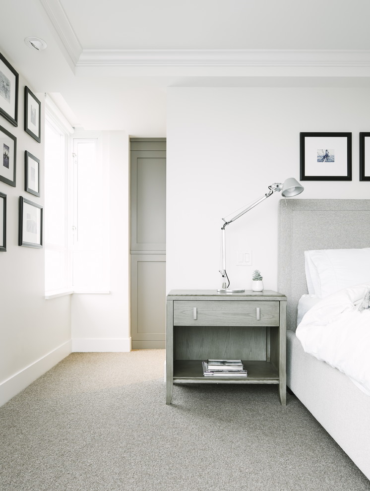 Foto de dormitorio principal clásico renovado de tamaño medio con paredes grises y moqueta