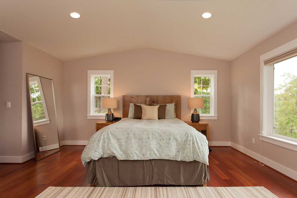 Ejemplo de dormitorio principal contemporáneo de tamaño medio sin chimenea con suelo de madera en tonos medios