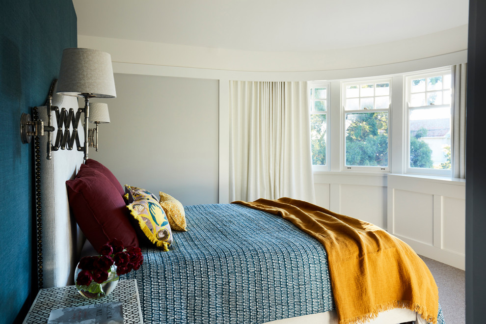 Modelo de dormitorio principal bohemio grande sin chimenea con paredes grises, moqueta y suelo beige