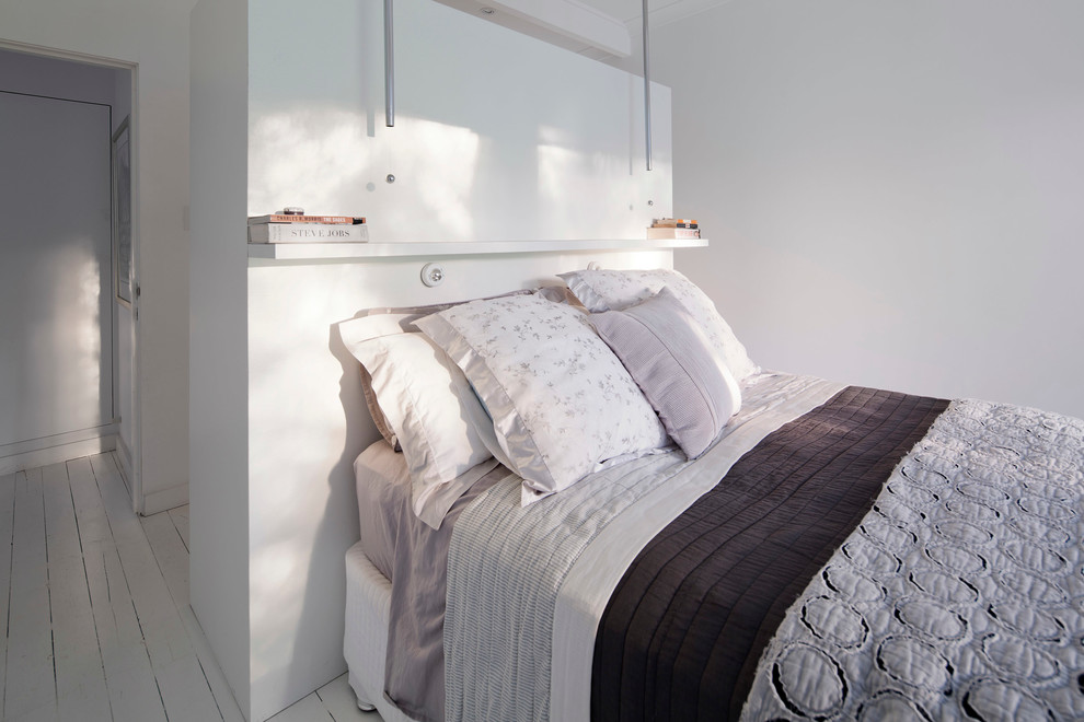 Modelo de dormitorio principal contemporáneo de tamaño medio con paredes blancas, suelo de madera clara y suelo blanco