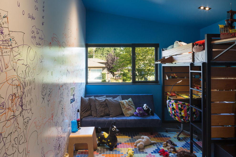 На фото: маленькая спальня в стиле ретро с синими стенами и бетонным полом для на участке и в саду