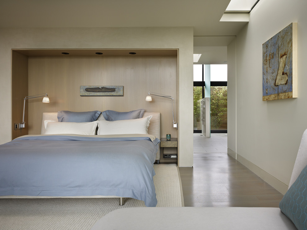 Esempio di una camera da letto design con pareti bianche, parquet chiaro e pavimento grigio