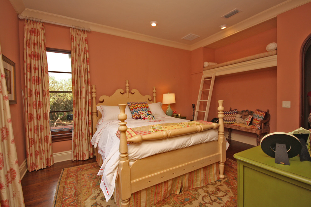 タンパにある地中海スタイルのおしゃれな寝室のインテリア