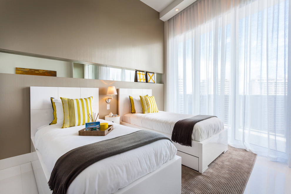 Imagen de habitación de invitados actual de tamaño medio con paredes beige y suelo de baldosas de porcelana