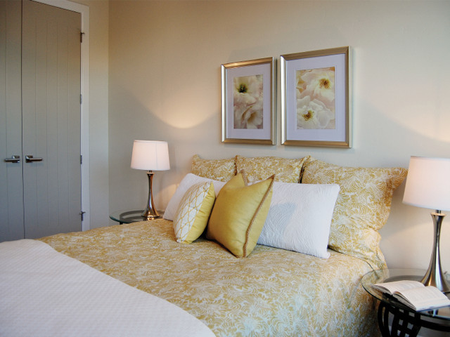 Cette photo montre une petite chambre tendance avec un mur beige et aucune cheminée.