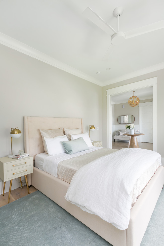 Свежая идея для дизайна: спальня в стиле неоклассика (современная классика) с серыми стенами, паркетным полом среднего тона и коричневым полом - отличное фото интерьера