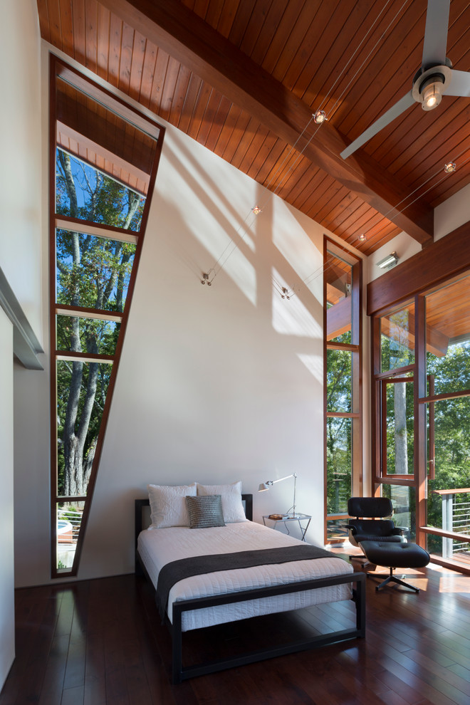 Imagen de dormitorio contemporáneo grande con paredes blancas y suelo de madera en tonos medios