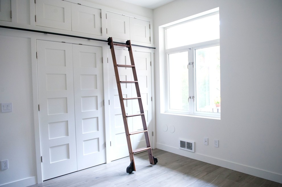 シアトルにある小さなコンテンポラリースタイルのおしゃれな主寝室 (白い壁、磁器タイルの床、茶色い床) のレイアウト