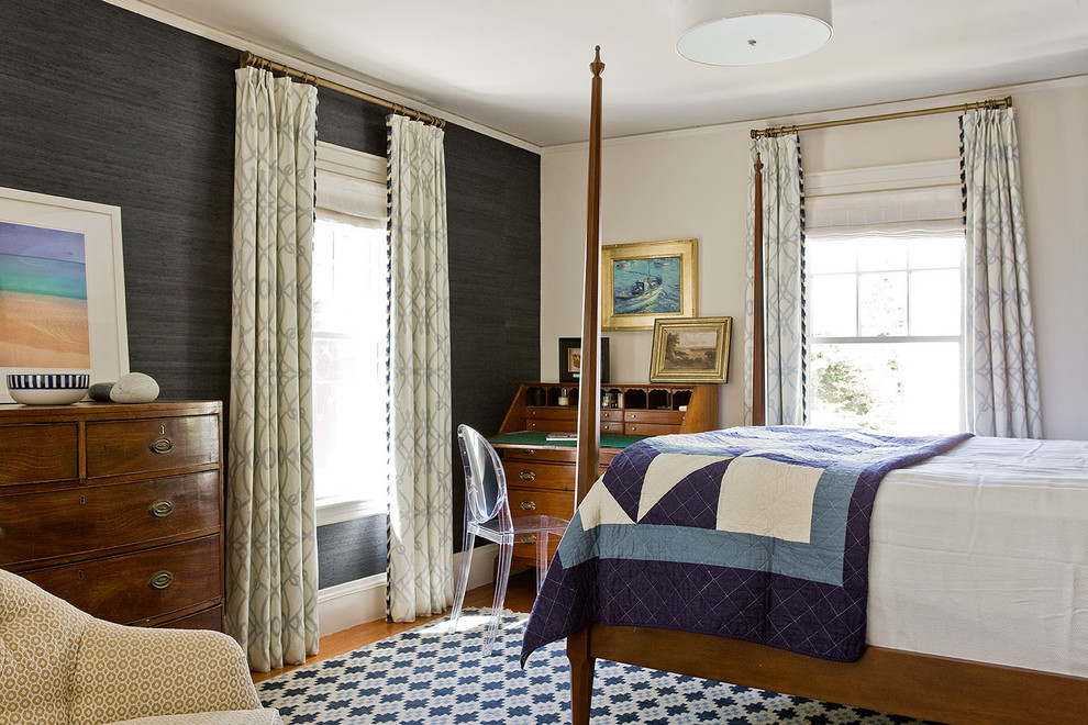 Foto de dormitorio principal tradicional de tamaño medio sin chimenea con paredes multicolor y suelo de madera en tonos medios