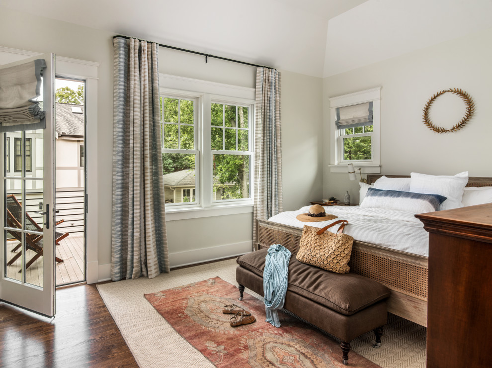На фото: хозяйская спальня среднего размера в стиле неоклассика (современная классика) с серыми стенами и паркетным полом среднего тона с