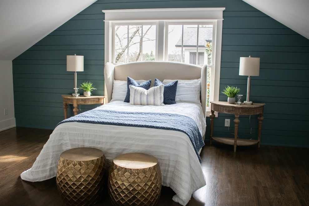 Großes Landhaus Gästezimmer ohne Kamin mit blauer Wandfarbe, braunem Holzboden und braunem Boden in Nashville