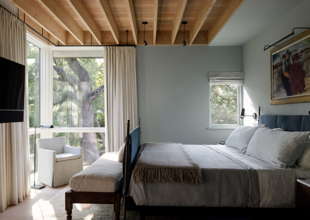 Modelo de dormitorio principal actual de tamaño medio con suelo beige y paredes grises