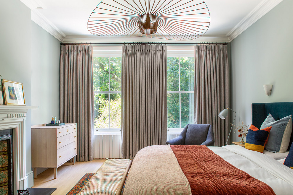 Стильный дизайн: спальня в стиле неоклассика (современная классика) с зелеными стенами, паркетным полом среднего тона и коричневым полом - последний тренд