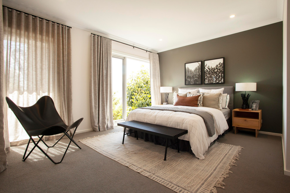 Пример оригинального дизайна: хозяйская спальня в современном стиле с зелеными стенами, ковровым покрытием и серым полом