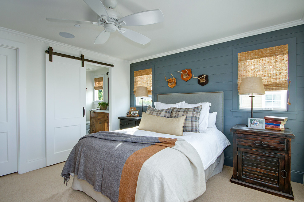 Пример оригинального дизайна: спальня в стиле кантри с синими стенами, ковровым покрытием и бежевым полом