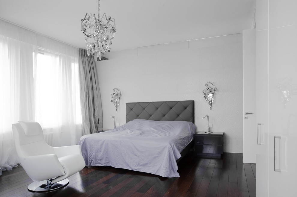Стильный дизайн: спальня в стиле фьюжн с кроватью в нише - последний тренд