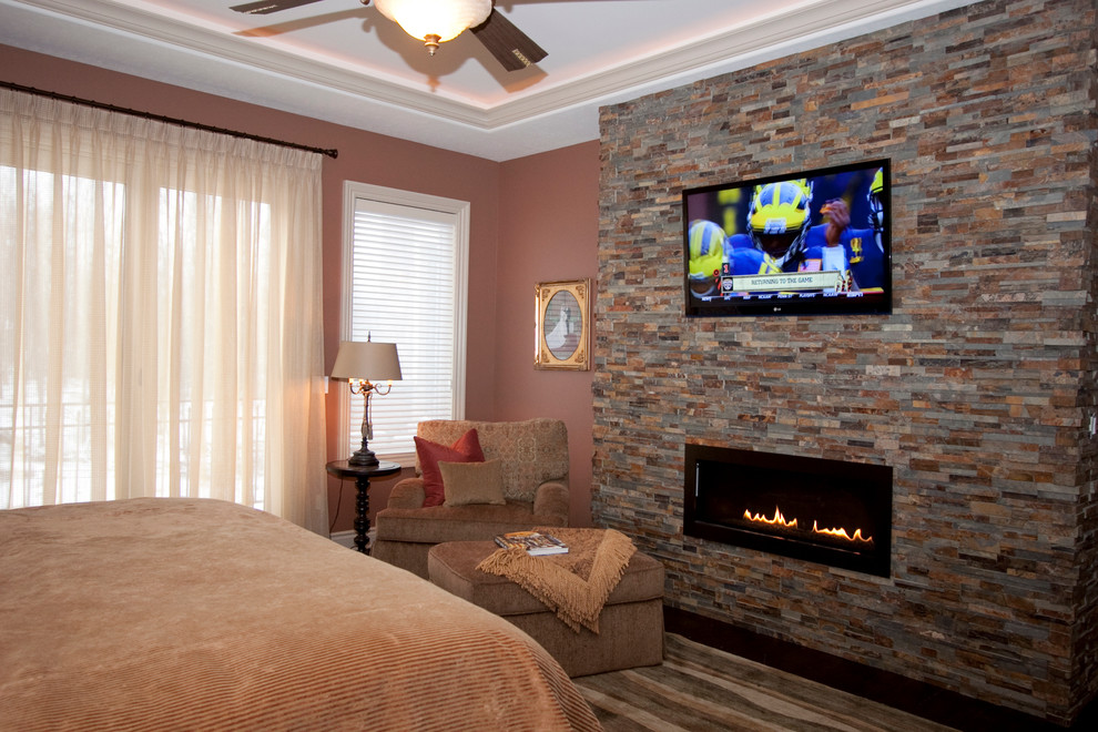 Стильный дизайн: гостевая спальня среднего размера, (комната для гостей) в стиле неоклассика (современная классика) с розовыми стенами, ковровым покрытием, горизонтальным камином, фасадом камина из камня и разноцветным полом - последний тренд