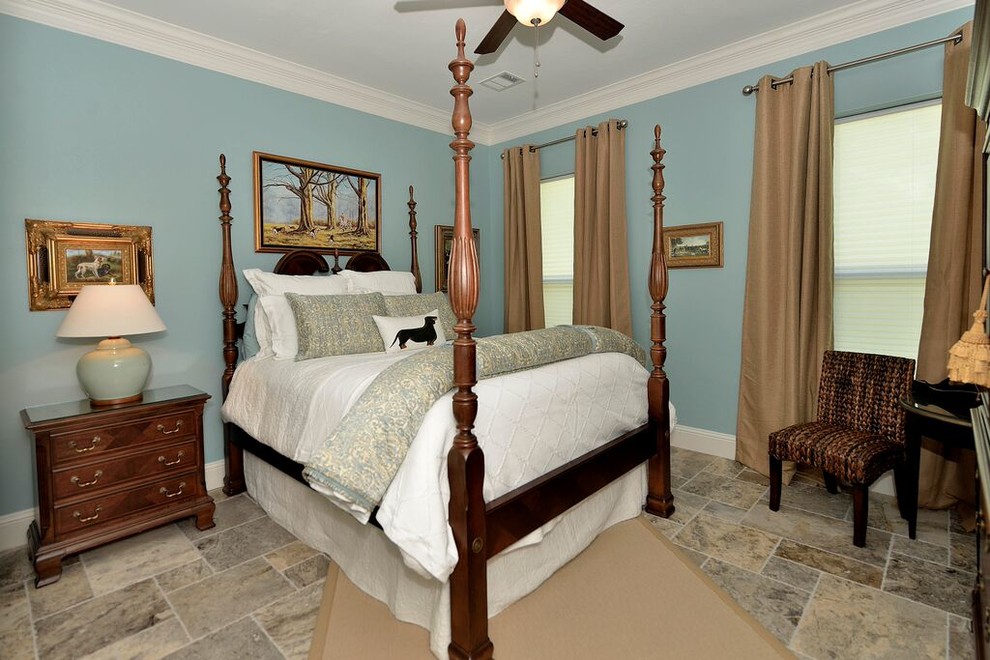 Пример оригинального дизайна: гостевая спальня среднего размера, (комната для гостей) в классическом стиле с синими стенами и полом из травертина