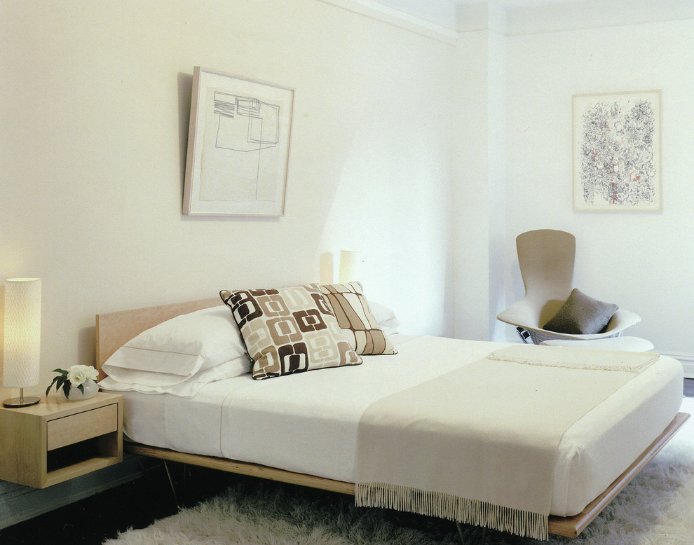 Idéer för ett modernt sovrum, med vita väggar och mörkt trägolv
