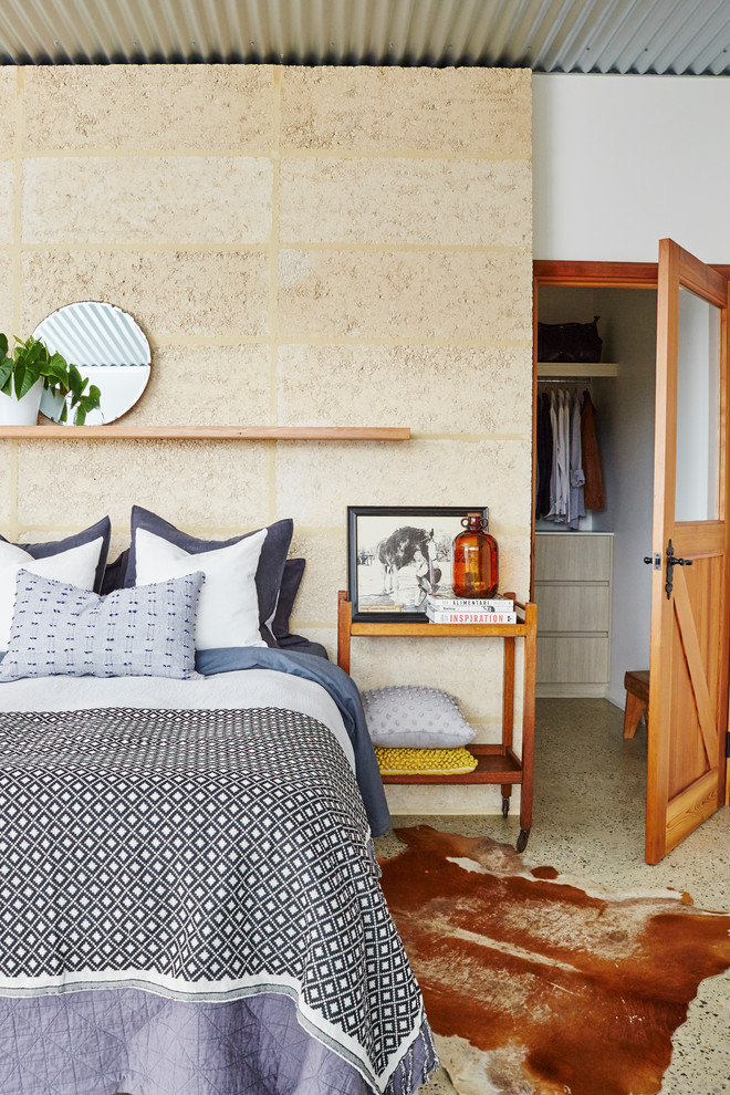 他の地域にある中くらいなコンテンポラリースタイルのおしゃれな主寝室 (白い壁、コンクリートの床、暖炉なし、グレーの床)