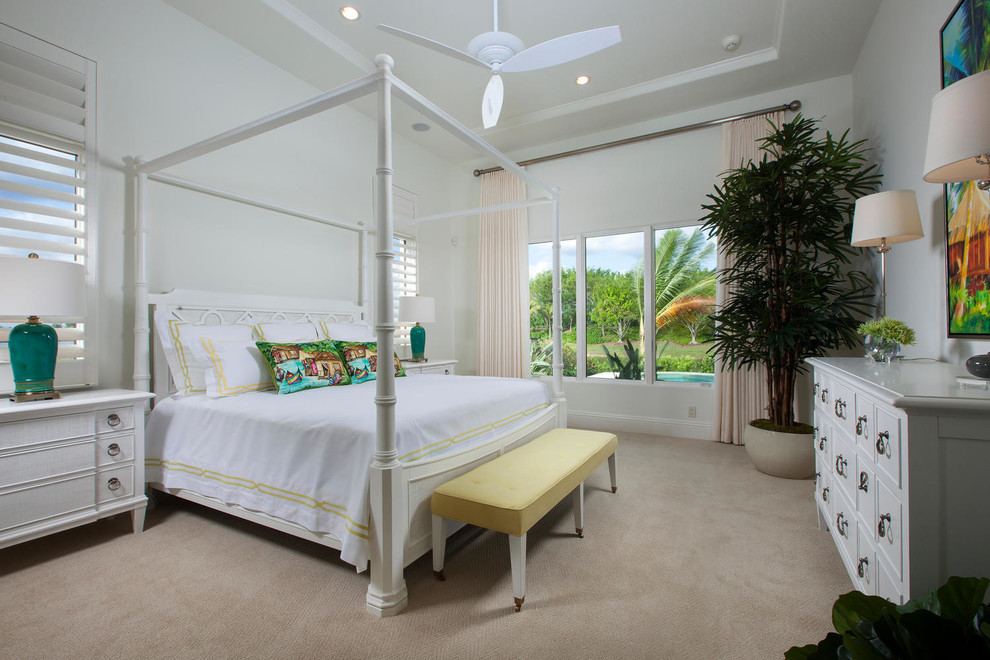 マイアミにあるビーチスタイルのおしゃれな寝室 (白い壁、カーペット敷き)