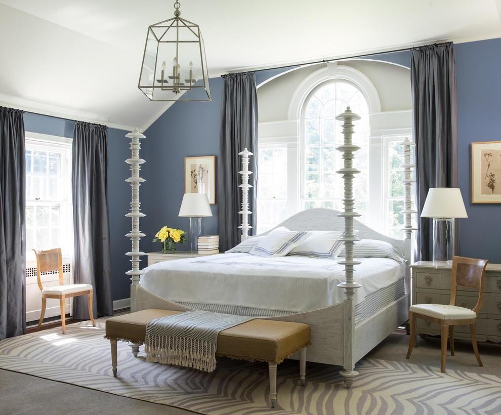 Источник вдохновения для домашнего уюта: спальня в стиле неоклассика (современная классика) с синими стенами, ковровым покрытием, серым полом и синими шторами