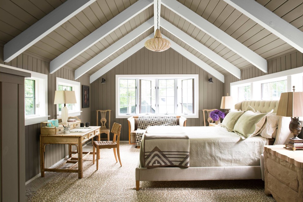 Idee per una camera da letto tradizionale con pareti marroni, moquette e pavimento marrone