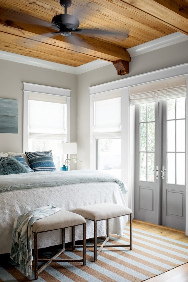 Ejemplo de dormitorio clásico renovado con paredes grises, suelo de madera clara y suelo marrón