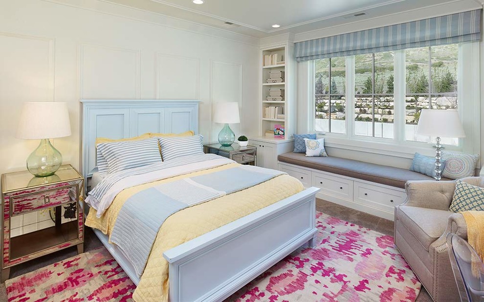 Стильный дизайн: гостевая спальня среднего размера, (комната для гостей) в стиле кантри с белыми стенами, ковровым покрытием и коричневым полом без камина - последний тренд
