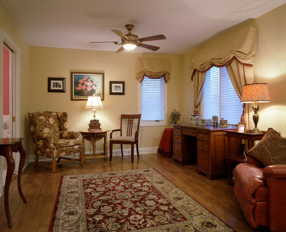 Aménagement d'une chambre parentale blanche et bois classique de taille moyenne avec un mur beige, un sol beige, un sol en bois brun, aucune cheminée, un plafond en papier peint et du papier peint.
