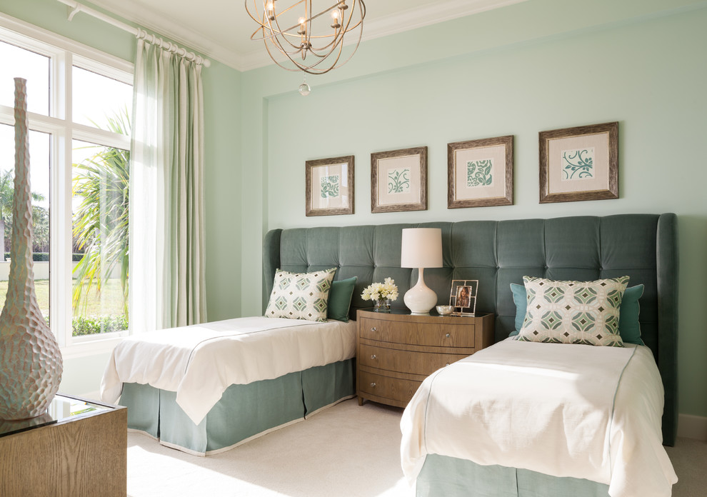 Klassisches Gästezimmer mit grüner Wandfarbe, Teppichboden und beigem Boden in Miami