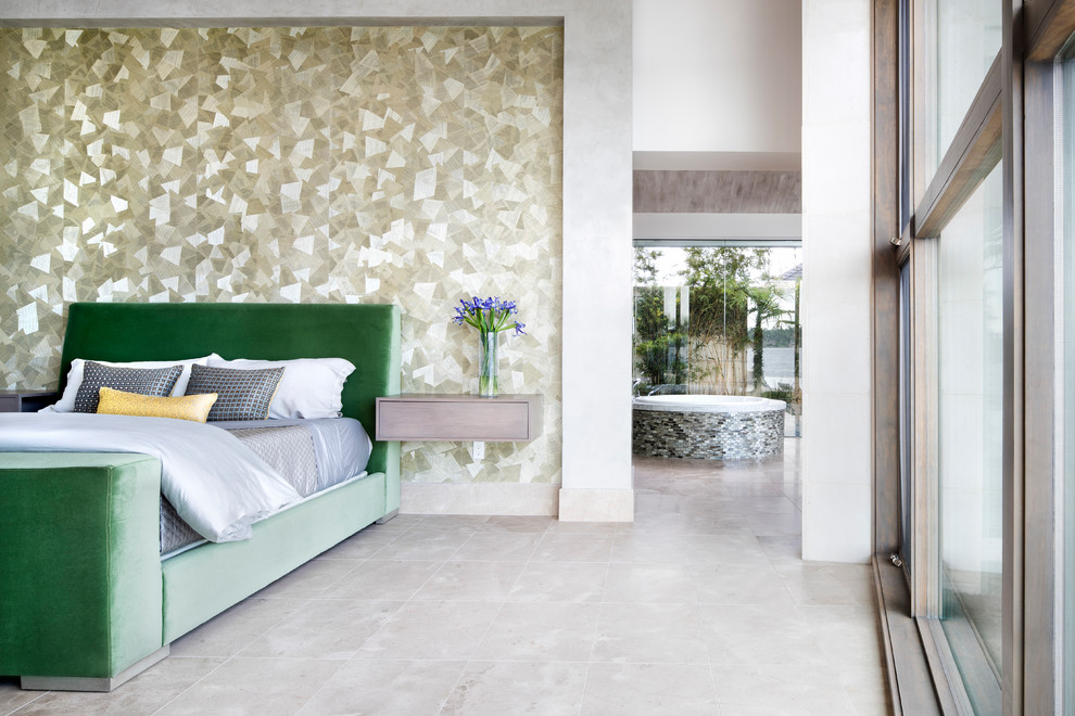 Imagen de dormitorio principal contemporáneo con paredes blancas y suelo beige