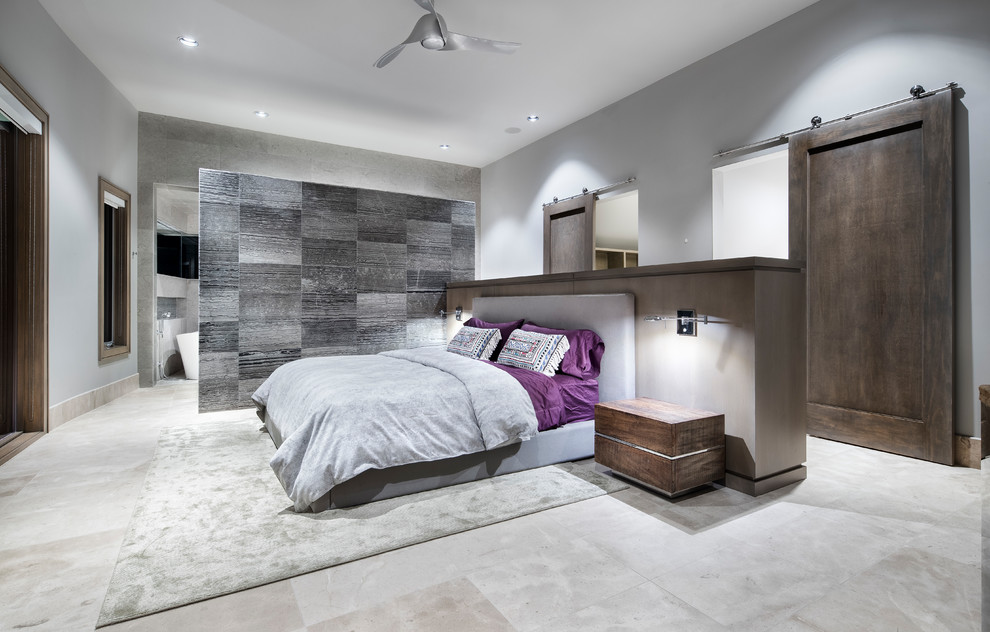 Стильный дизайн: огромная гостевая спальня (комната для гостей) в современном стиле с серыми стенами - последний тренд