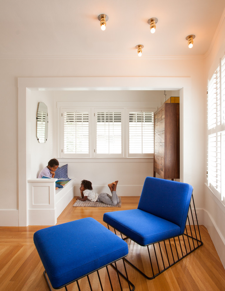Mittelgroßes Modernes Hauptschlafzimmer mit weißer Wandfarbe und hellem Holzboden in San Francisco