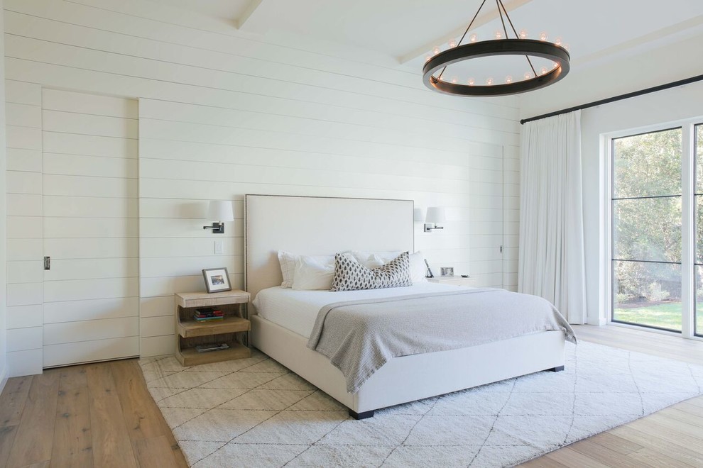 Foto di una camera matrimoniale minimalista con pareti bianche e moquette