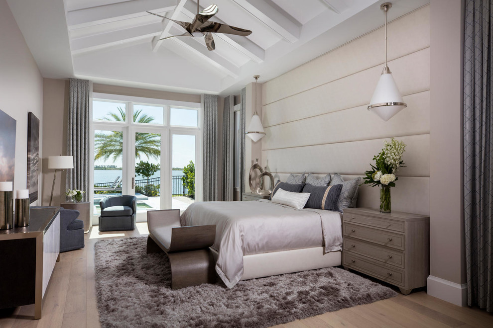 Стильный дизайн: большая хозяйская спальня в морском стиле с паркетным полом среднего тона, коричневым полом и бежевыми стенами - последний тренд