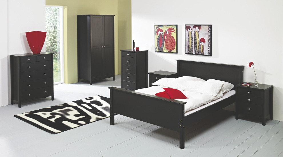 Идея дизайна: большая хозяйская спальня в современном стиле с белыми стенами и деревянным полом