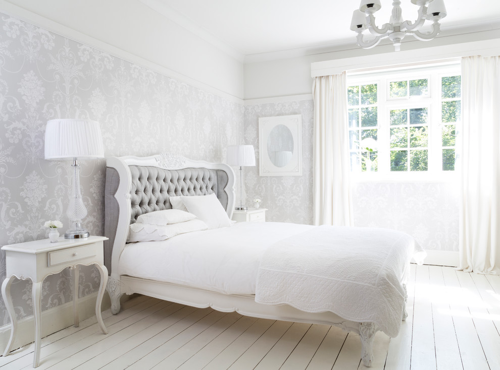 Imagen de dormitorio gris y blanco romántico de tamaño medio sin chimenea con suelo de madera pintada, suelo blanco y paredes multicolor