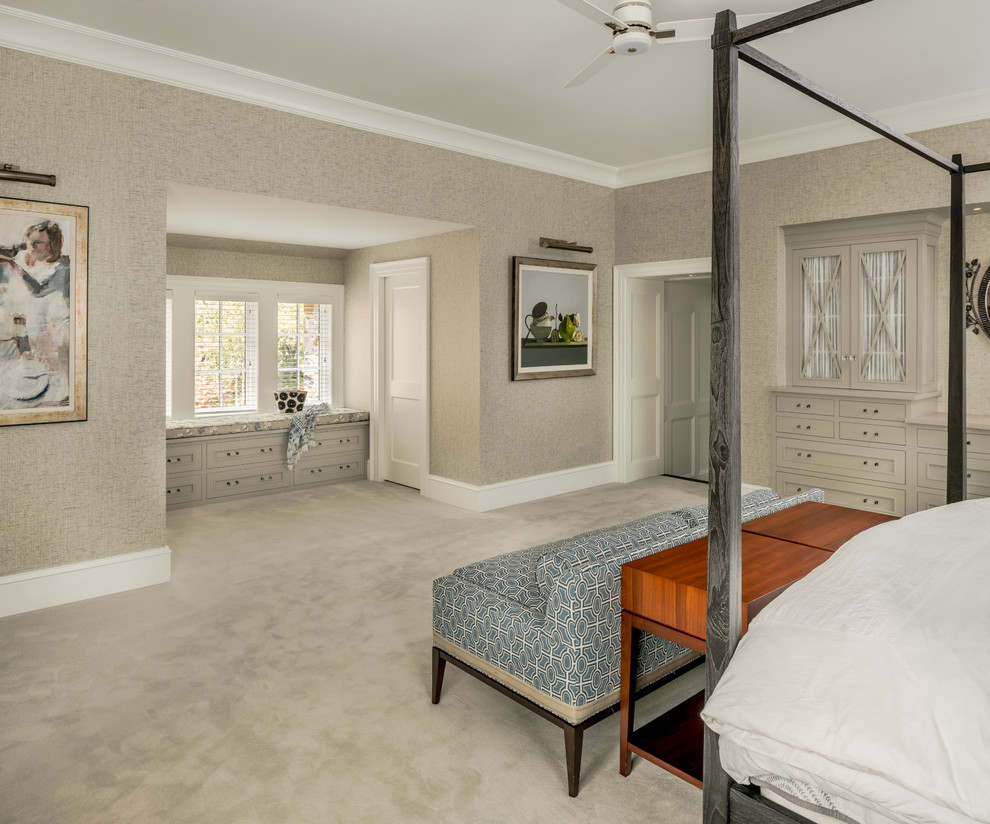 На фото: огромная хозяйская спальня в классическом стиле с серыми стенами, ковровым покрытием и серым полом с