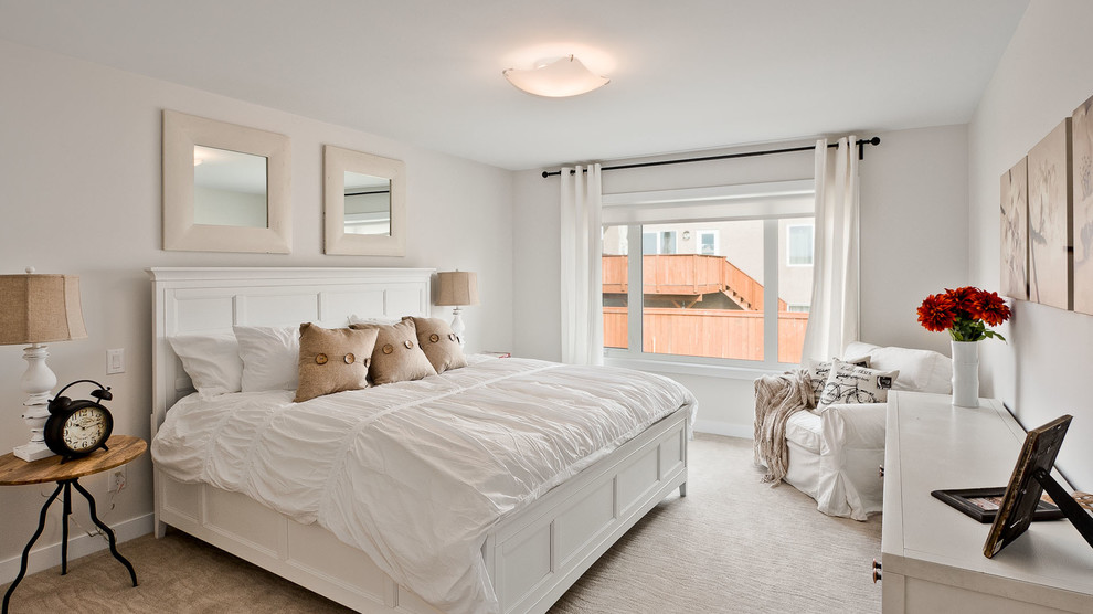 Modelo de dormitorio clásico con paredes grises y moqueta