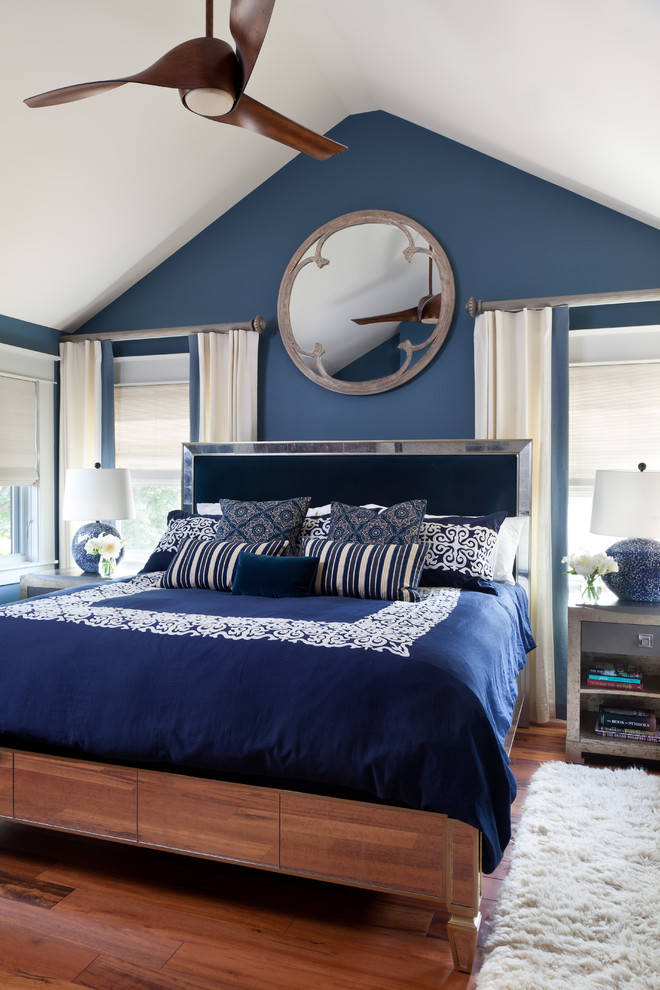 Schlafzimmer mit blauer Wandfarbe und braunem Holzboden in Denver