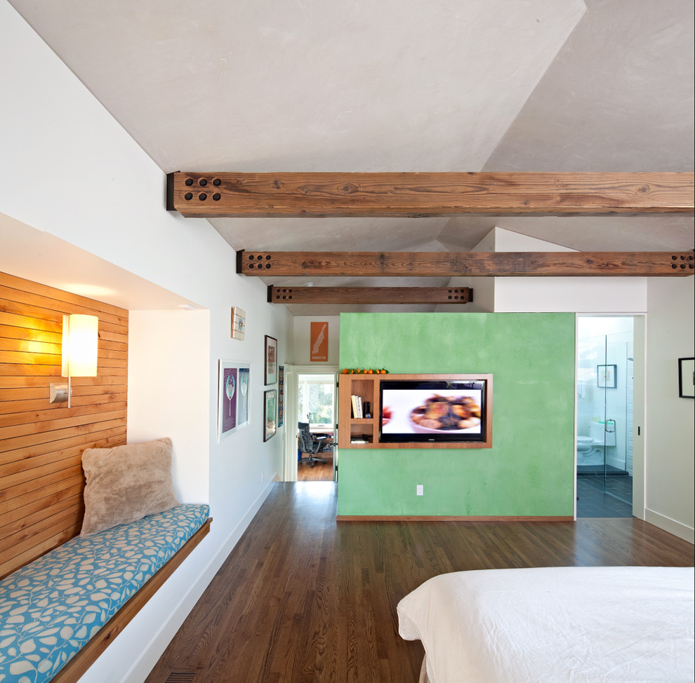 Idee per una camera da letto contemporanea con pareti verdi, parquet scuro e TV