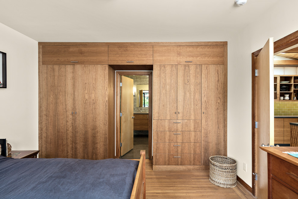 На фото: большая хозяйская спальня в современном стиле с белыми стенами, паркетным полом среднего тона и коричневым полом без камина