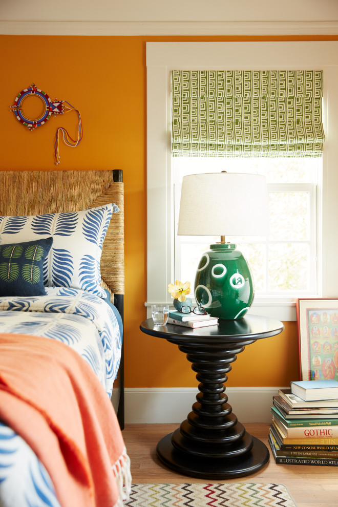 Idées déco pour une chambre parentale rétro de taille moyenne avec un mur orange et parquet clair.