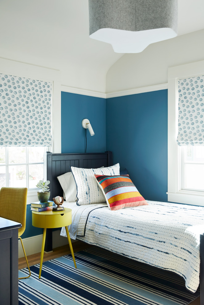 Modelo de habitación de invitados vintage de tamaño medio con paredes azules, moqueta y suelo azul