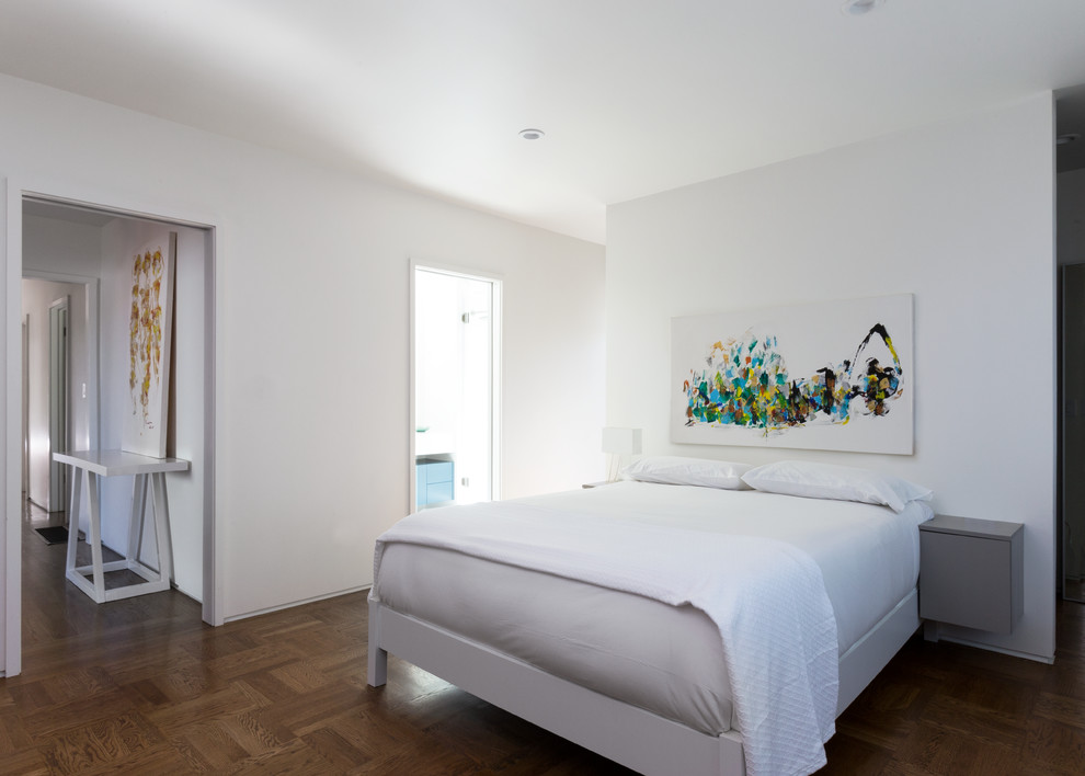Стильный дизайн: хозяйская спальня среднего размера в стиле модернизм с серыми стенами и темным паркетным полом без камина - последний тренд