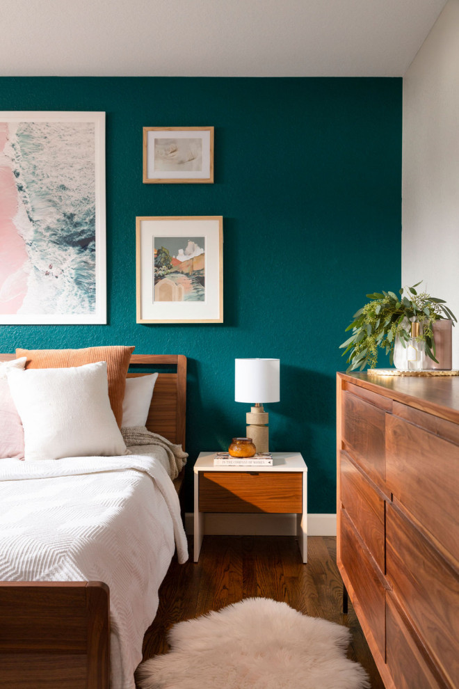 Imagen de dormitorio principal marinero de tamaño medio sin chimenea con paredes azules, suelo de madera en tonos medios y suelo marrón