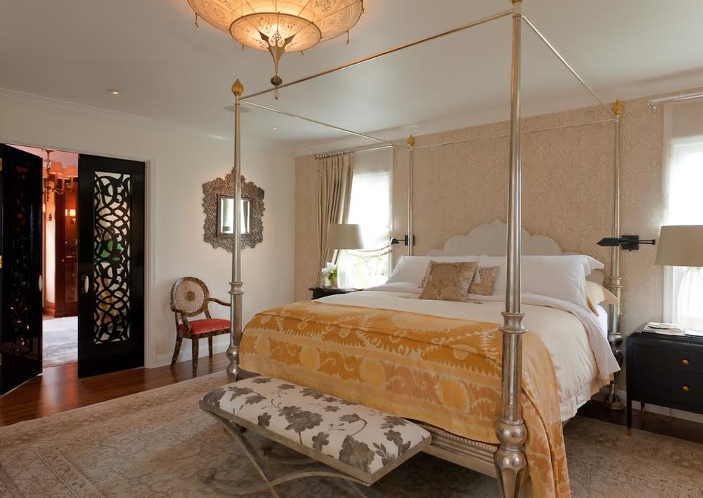 Diseño de dormitorio principal mediterráneo de tamaño medio con paredes blancas y suelo de madera oscura