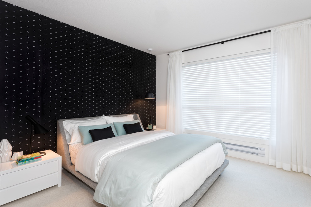Réalisation d'une chambre minimaliste de taille moyenne avec un mur noir et un sol beige.