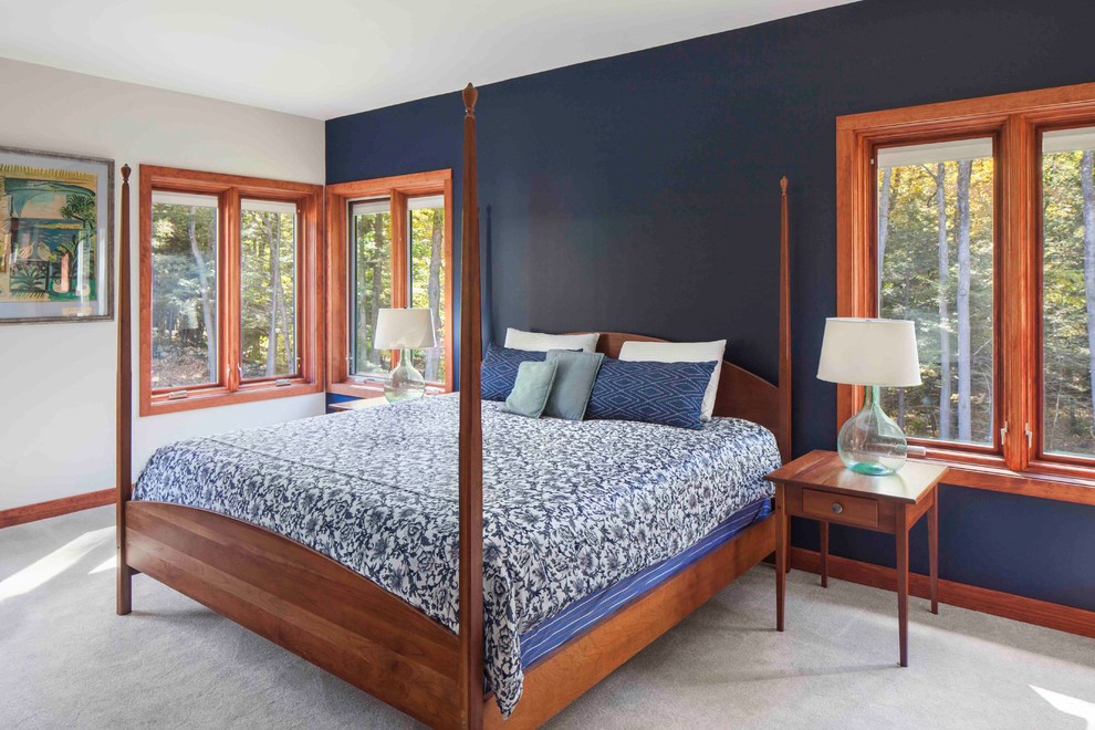 Ejemplo de dormitorio principal rústico grande sin chimenea con paredes azules, moqueta y suelo blanco